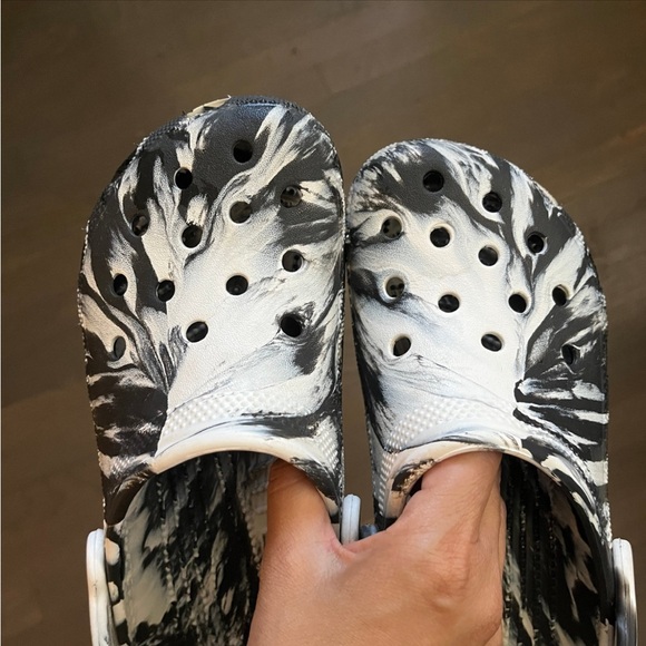 Crocs black white swirl pattern m5 w7 - Picture 4 of 5